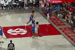 降维打击！郭昊文校园行，展现暴力背扣！